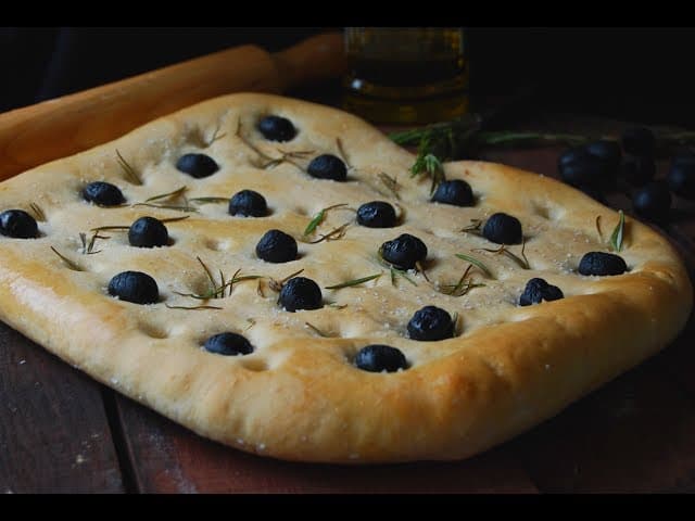 Focaccia de Tomates Secos y Albahaca